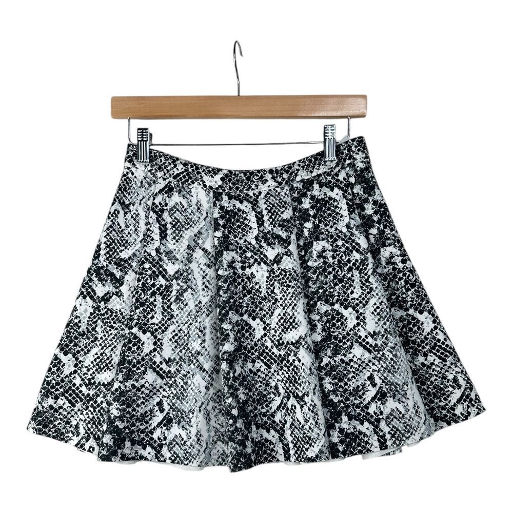 Abercrombie & Fitch Snake Print Pleated‎ Mini Skirt size Medium Black/White